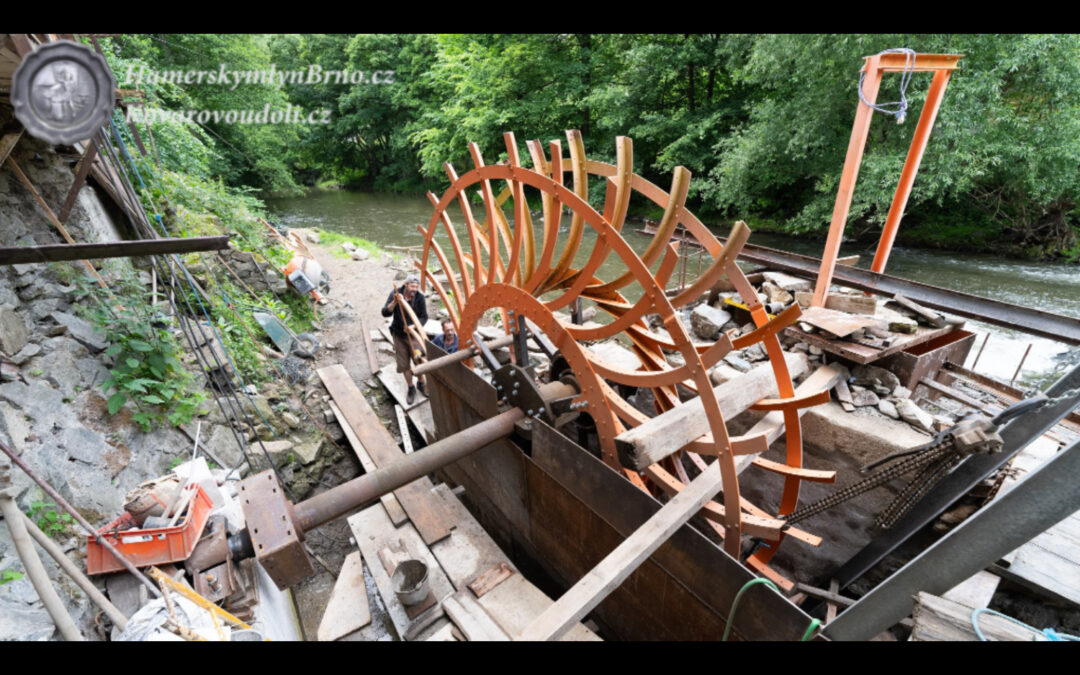 Instalace nového vodního kola – video